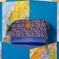 Calle De Las Flores - Navy - Trousse De Toilette -Mode Sacs Magasin PRODUIT CARROUSEL CALLEDELASFLORES NAVY fa8fcb65 6b9a 4ddd b567 ed9801103306