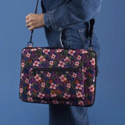 La City - Housse D'ordinateur - 13 Pouces 18 La City - Housse D'ordinateur - 13 Pouces -Mode Sacs Magasin TDM FW2122 LAPTOP CASE LA CITY PORTE FEMME HD