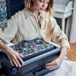 Valise Cabine ORLY - Pochette Motifs 17 Valise Cabine ORLY - Pochette Motifs -Mode Sacs Magasin TDM S23 VALISES FOCUS CDG CARRE LANDING 1080x1080 2417caa6 f37a 467f a256 764cbe14fbba