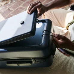 Valise Cabine ORLY - Pochette Motifs 24 Valise Cabine ORLY - Pochette Motifs -Mode Sacs Magasin TDM S23 VALISES FOCUS POCHETTE CARRE LANDING 1080x1080 41b95192 dbd7 43aa 9219 2af9270a9231