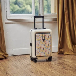 Valise Cabine JFK - Pochette Motifs -Mode Sacs Magasin TDM S23 VALISES JFK CARRE LANDING 1080x1080 38adcb7a 8517 44cf 8b70 aae2d49c111e