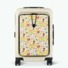 Valise Cabine JFK - Pochette Motifs 1 Valise Cabine JFK - Pochette Motifs -Mode Sacs Magasin TDM S24 TRAVELER VALISE JFK RVB FACE POCHETTES